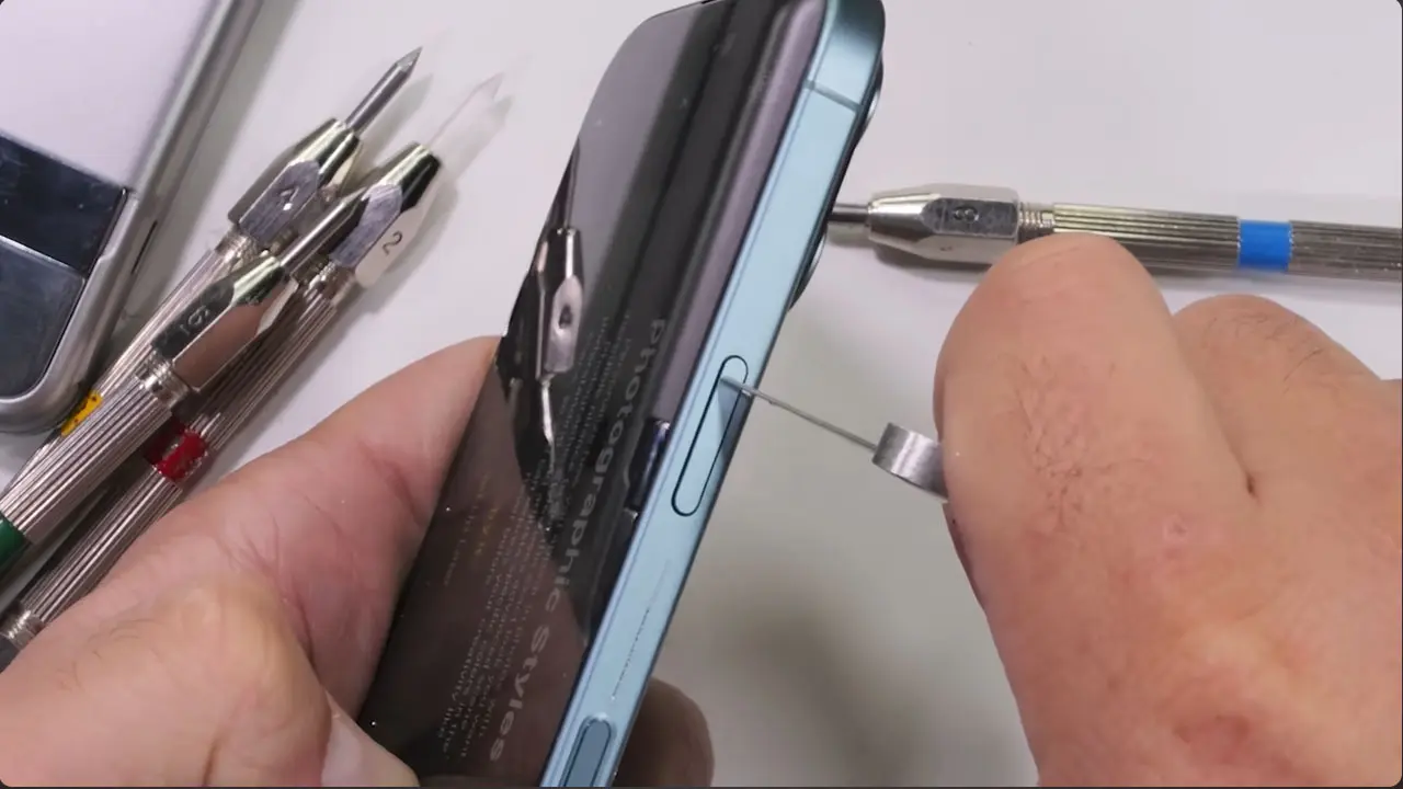 هاتف-iPhone-16-يجتاز-اختبارات-التعذيب 