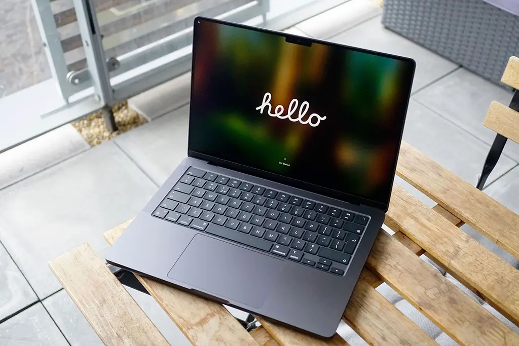 قد-تُشكّل-أجهزة-MacBook-Pro-M5-دورًا-محوريًا-في-مرحلة-تطور-الذكاء-الاصطناعي-لشركة-آبل