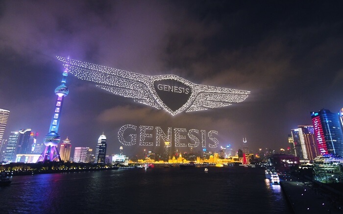 عرض شعار جنسيس باستخدام طائرات الدرون فوق مدينة شانغهاي