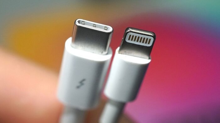 على اليمين منفذ Lightning على اليسار منفذ USB-C - استخدام منفذ USB-C على جميع الأجهزة