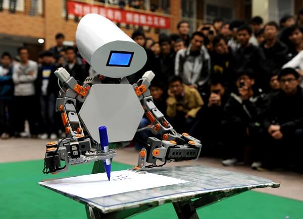 روبوت يرسم - الروبوتات في العالم الحقيقي