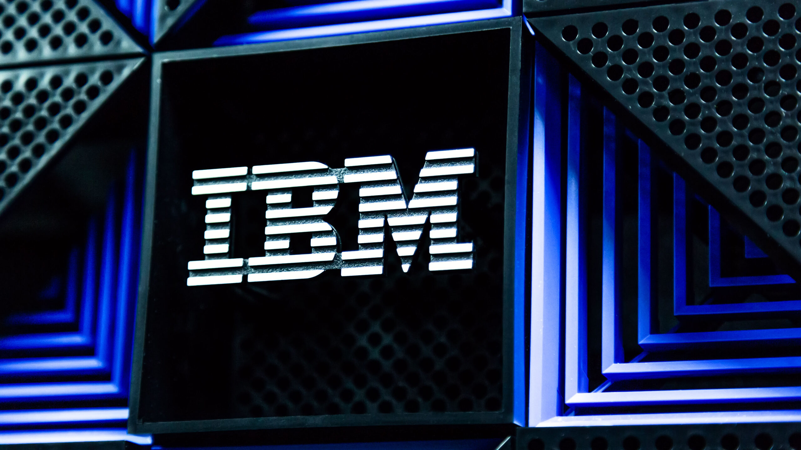 اتفاقية أول حاسوب كمي عالمي من IBM في كندا  Unboxing Geeks
