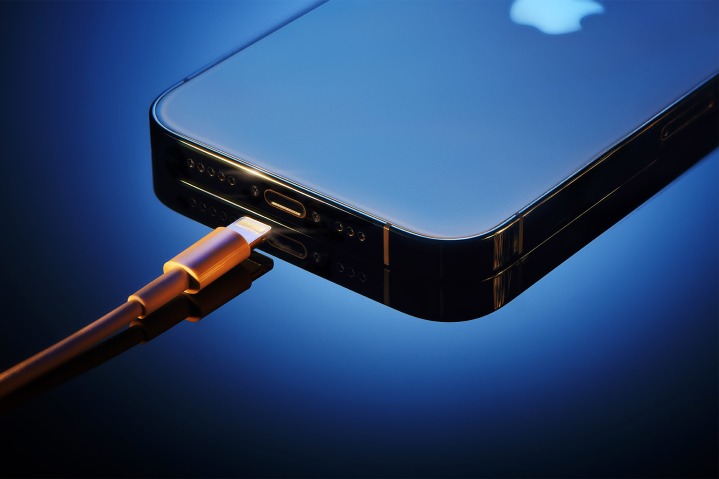 آيفون مع كيبل Lightning - قانون توحيد منفذ USB-C