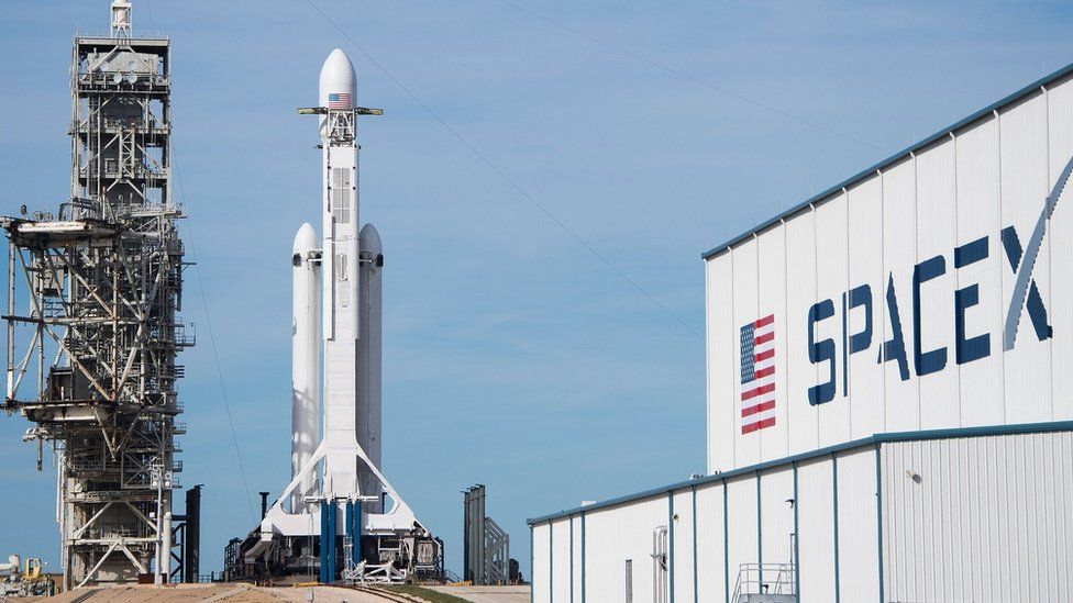 شركة SpaceX للفضاء - سبيس اكس تفصل موظفين
