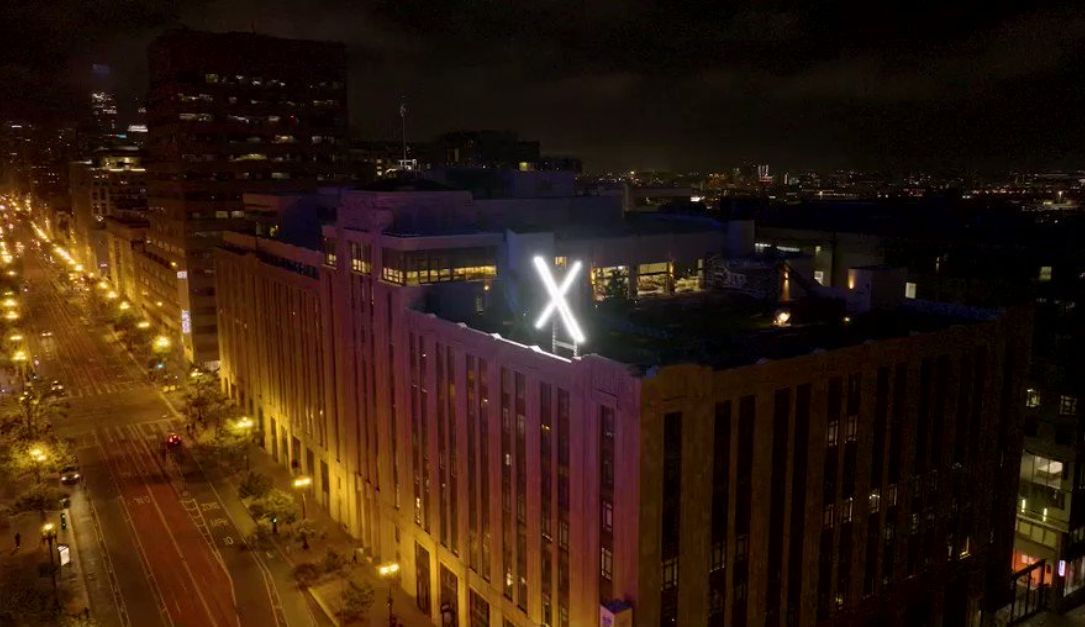 إزالة علامة X العملاقة من سطح مبنى تويتر في سان فرانسيسكو بعد شكاوى السكان