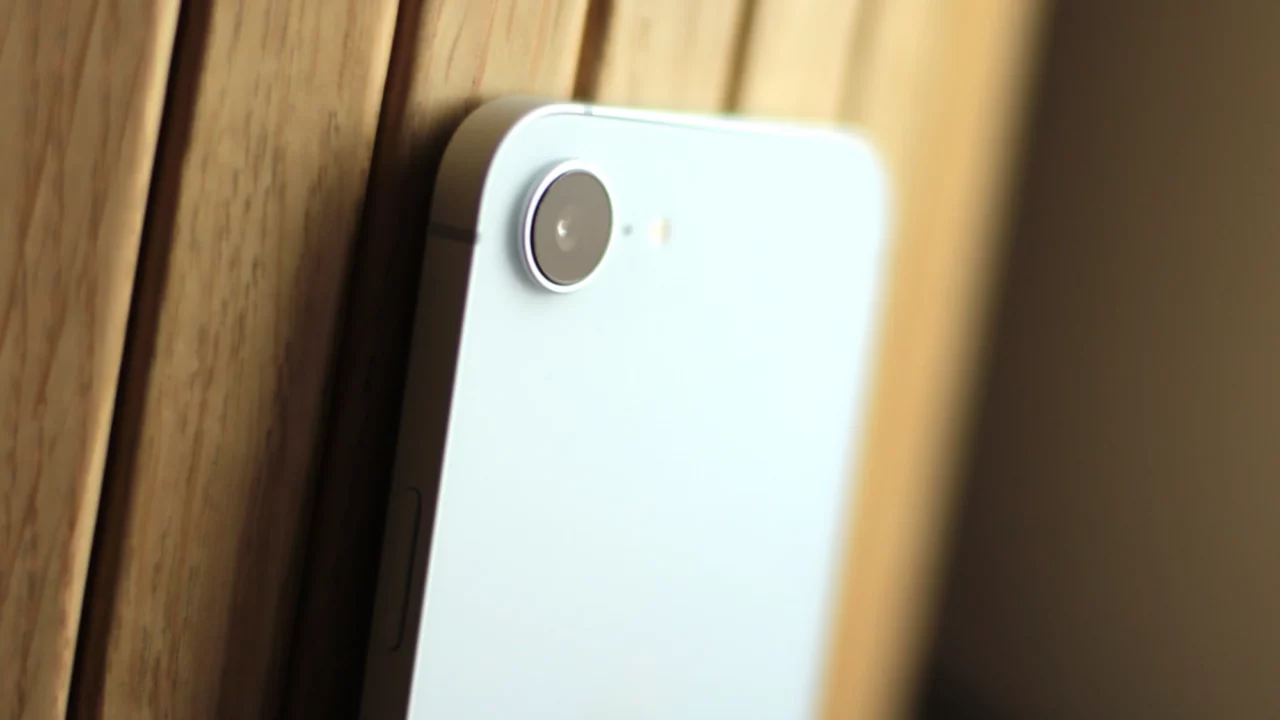 كم-تبلغ-سعة-البطارية-على-هاتف-iPhone-16e