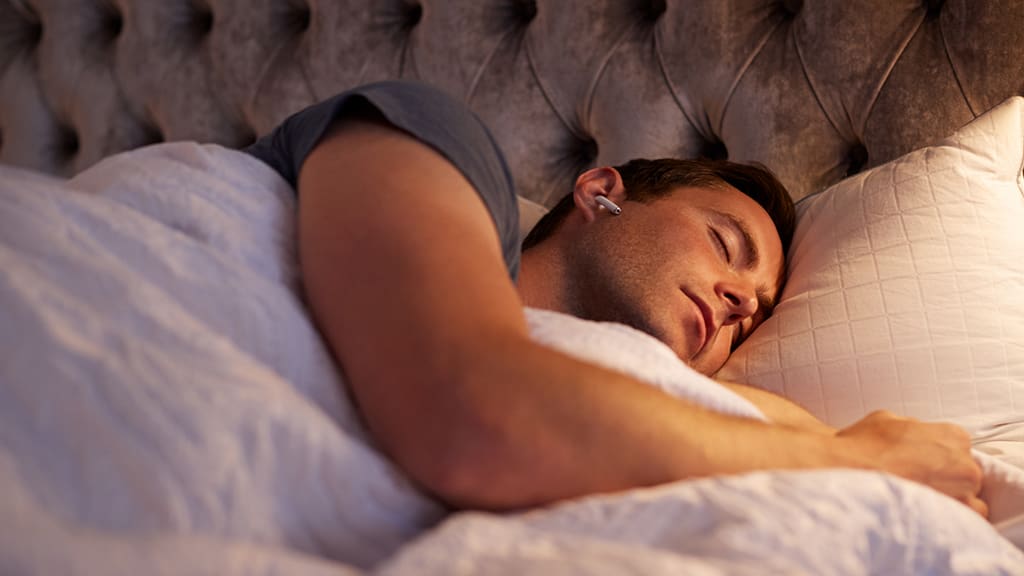 تحديث-iOS-26-سماعة-AirPods-ستتوقف-تلقائيًا-عن-العمل-بمجرد-دخولك-إلى-النوم