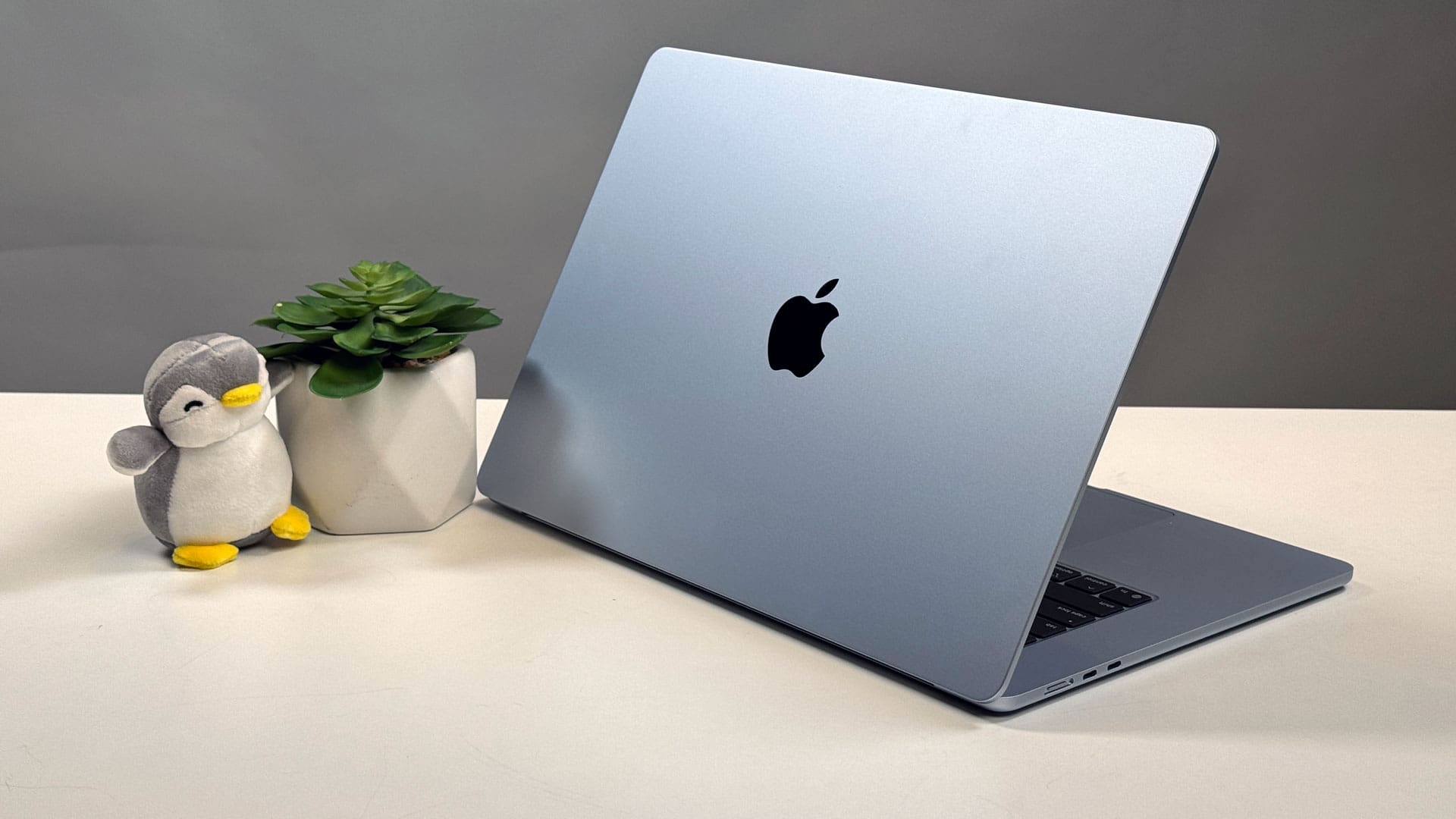 آبل-تختبر-جهاز-MacBook-بشريحة-A18-Pro