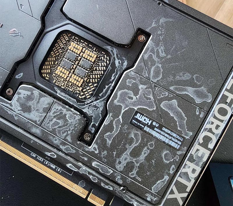 بطاقة-ASUS-ROG-Astral-RTX-5090-تتعطل-نتيجة-تسرب-السائل-من-نظام-تبريد-NZXT-Kraken