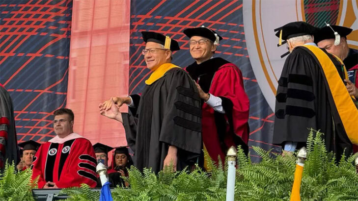 المدير-التنفيذي-لشركة-NVIDIA-يتوّج-بالدكتوراة-الفخرية-من-جامعة-Carnegie-Mellon