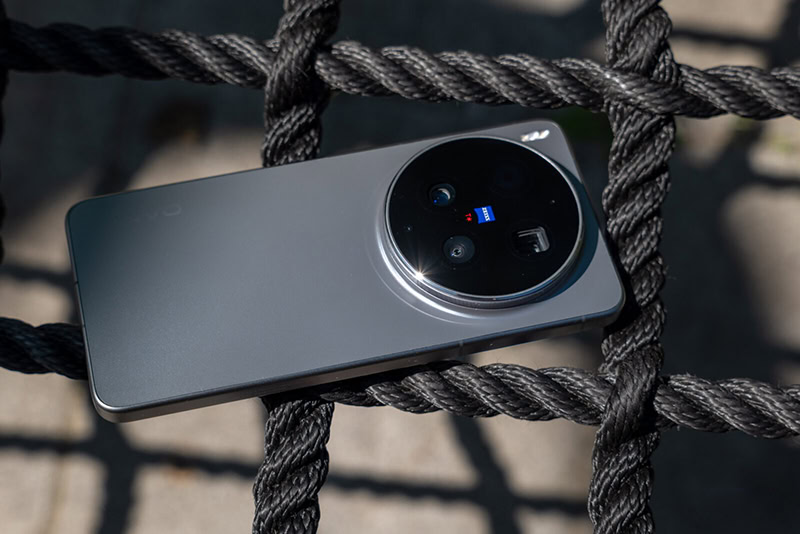 Vivo X300 Ultra elegance design