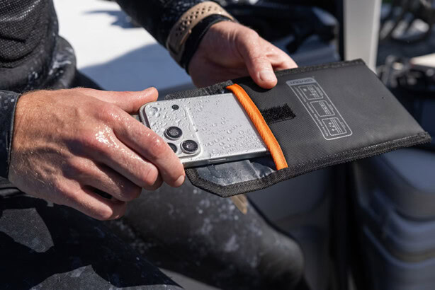 غطاء UAG Rescue Touch لتجفيف المعدات المغمورة بالماء بطريقة عملية