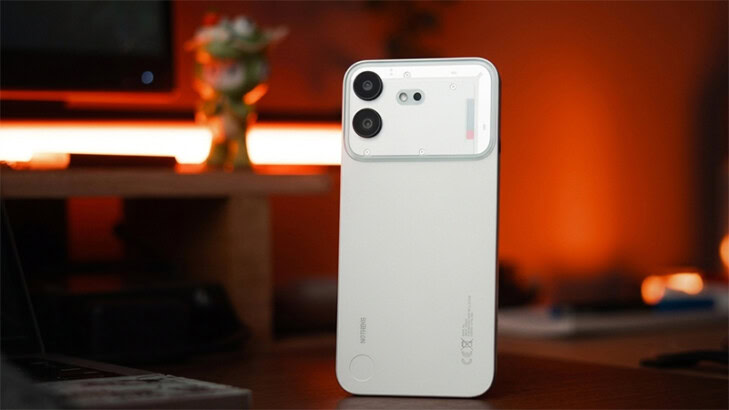 مراجعة كاملة لهاتف Nothing Phone 4b
