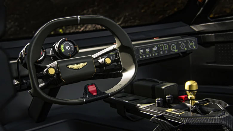 مقصورة القيادة لسيارة Aston Martin Dreadnought